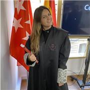 Graduada en derecho por la Universidad Autónoma de Madrid y con máster de acceso a la abogacía en el Ilustre colegio de abogados de Madrid aprobado. 
Actualmente ayudo a los estudiantes con su trabajo de fin de grado en cualquier materia.
Tengo experien